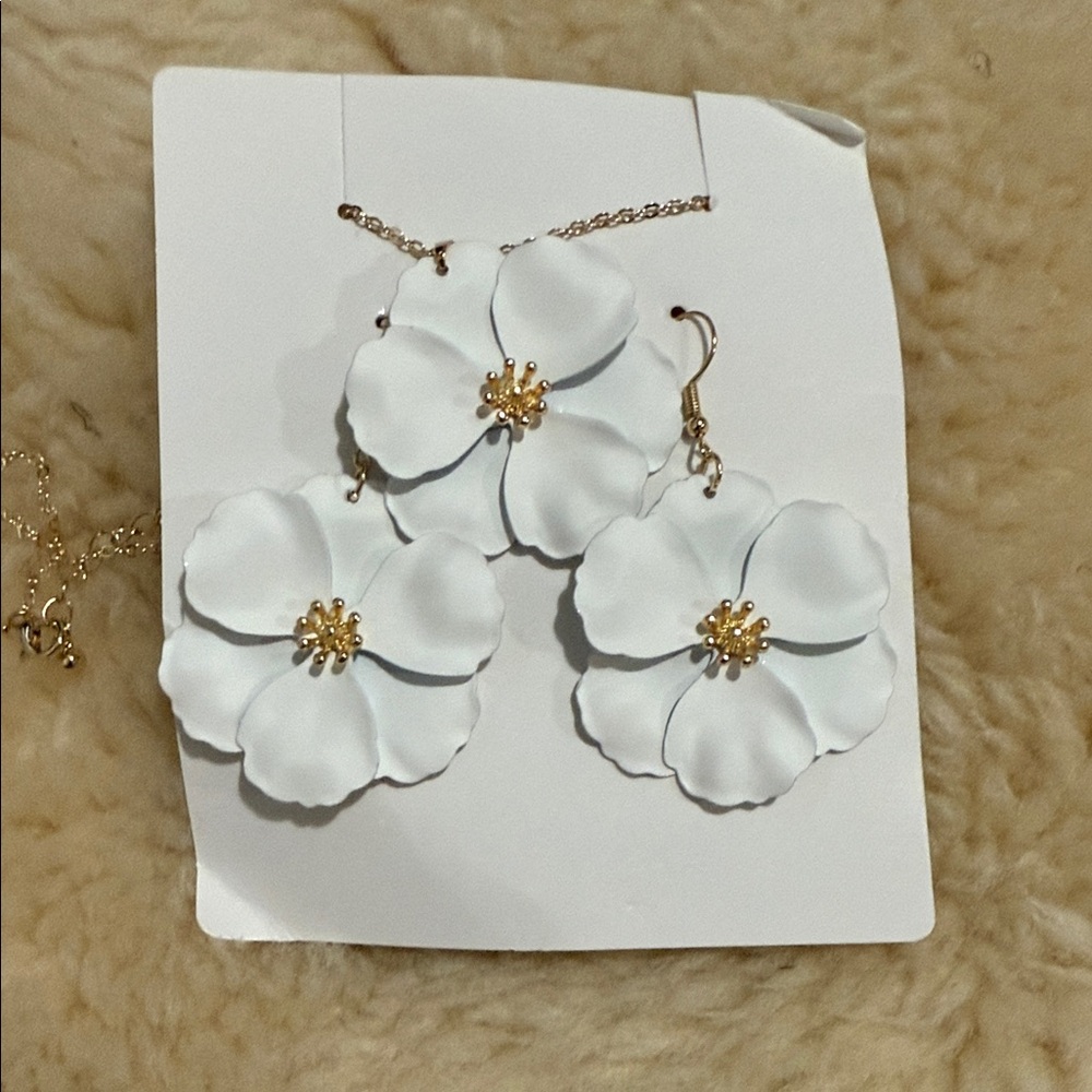 Elegant White and Gold Floral Jewelry Set
